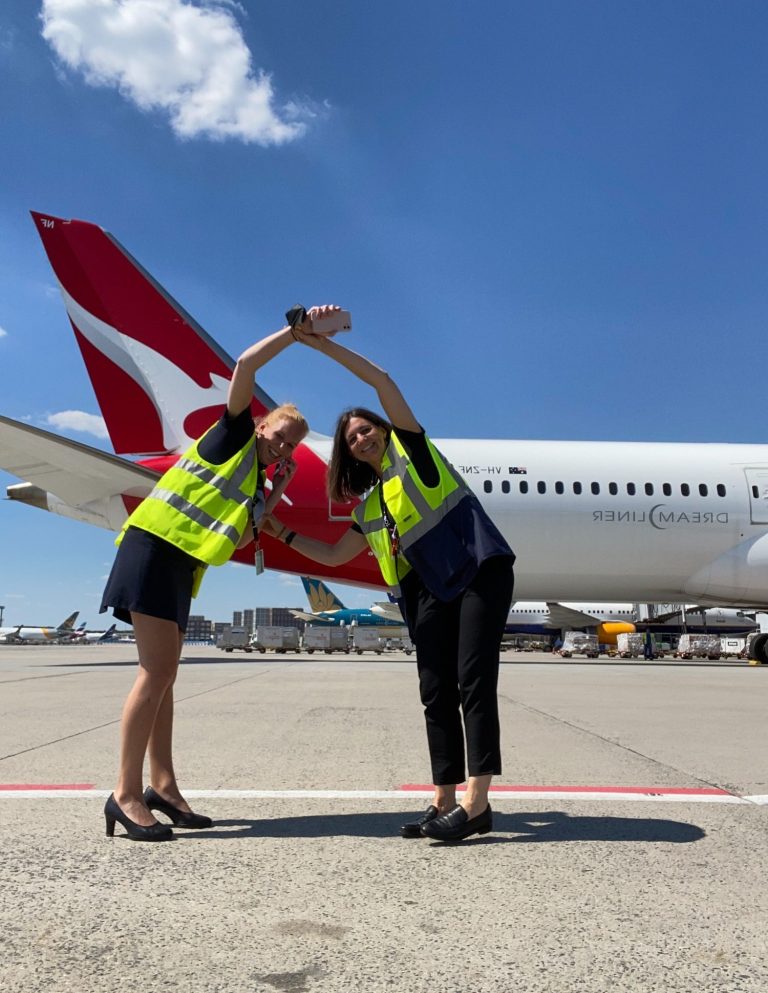 2 Ramp Agentinnen auf dem Vorfeld, vor einem Flugzeug
