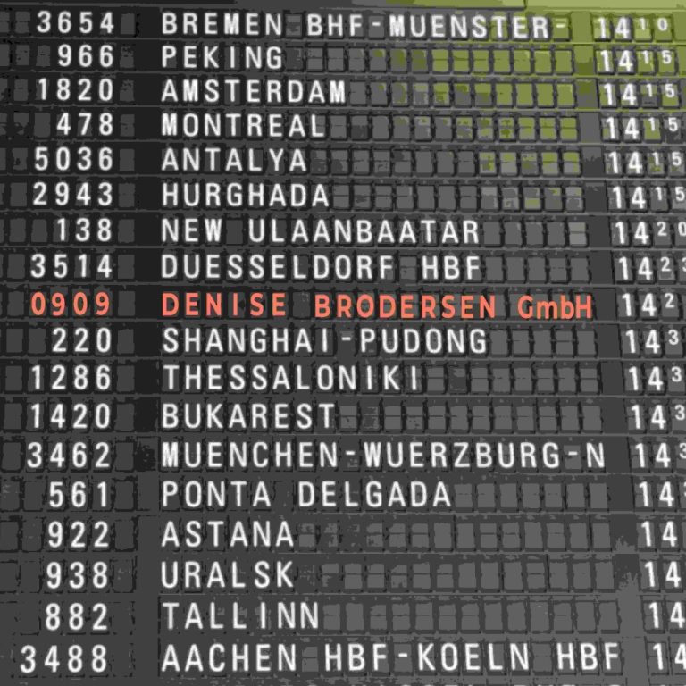 Denise Brodersen GmbH Anzeigetafel Terminal, Fallblattanzeige, zeigt Abflugdaten und die Denise Brodersen GmbH